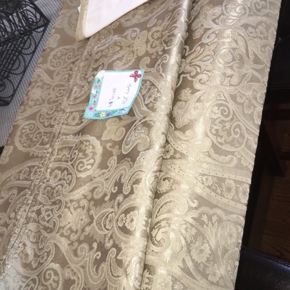 Tablecloth With Matching Napkins 8, 68 by 116 - Picture 2 of 8